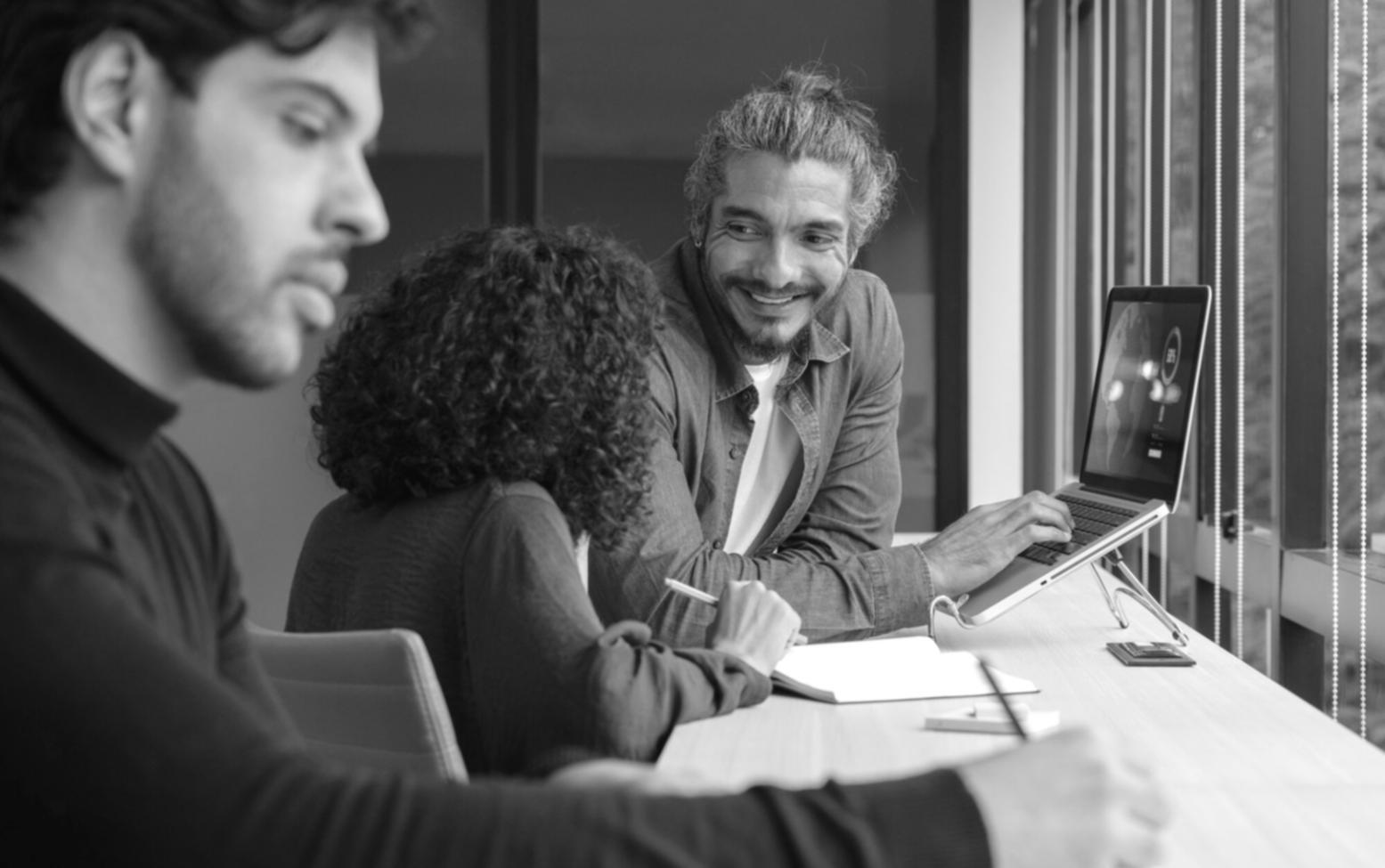 Executive che analizza strategie e priorità aziendali